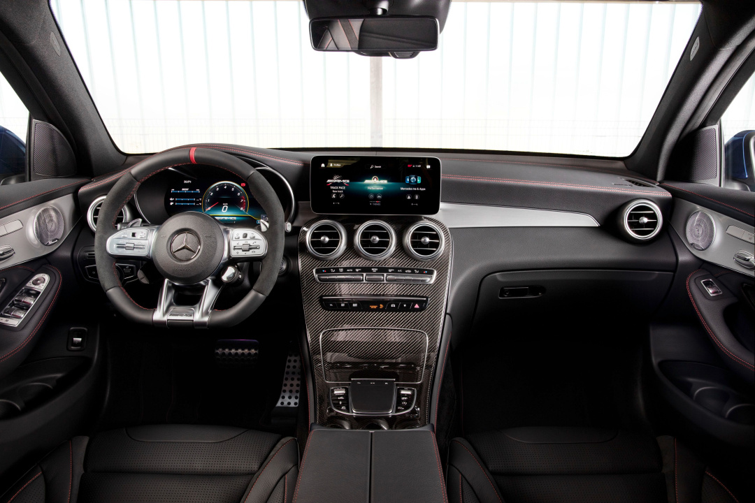 SMALL_The new GLC家族之AMG車型皆具備寬敞的車室空間以更加奢華的質感強化性能視覺感受。而相同充滿科技感的內裝設計，也讓豪華性能休旅的氛圍更加完整。